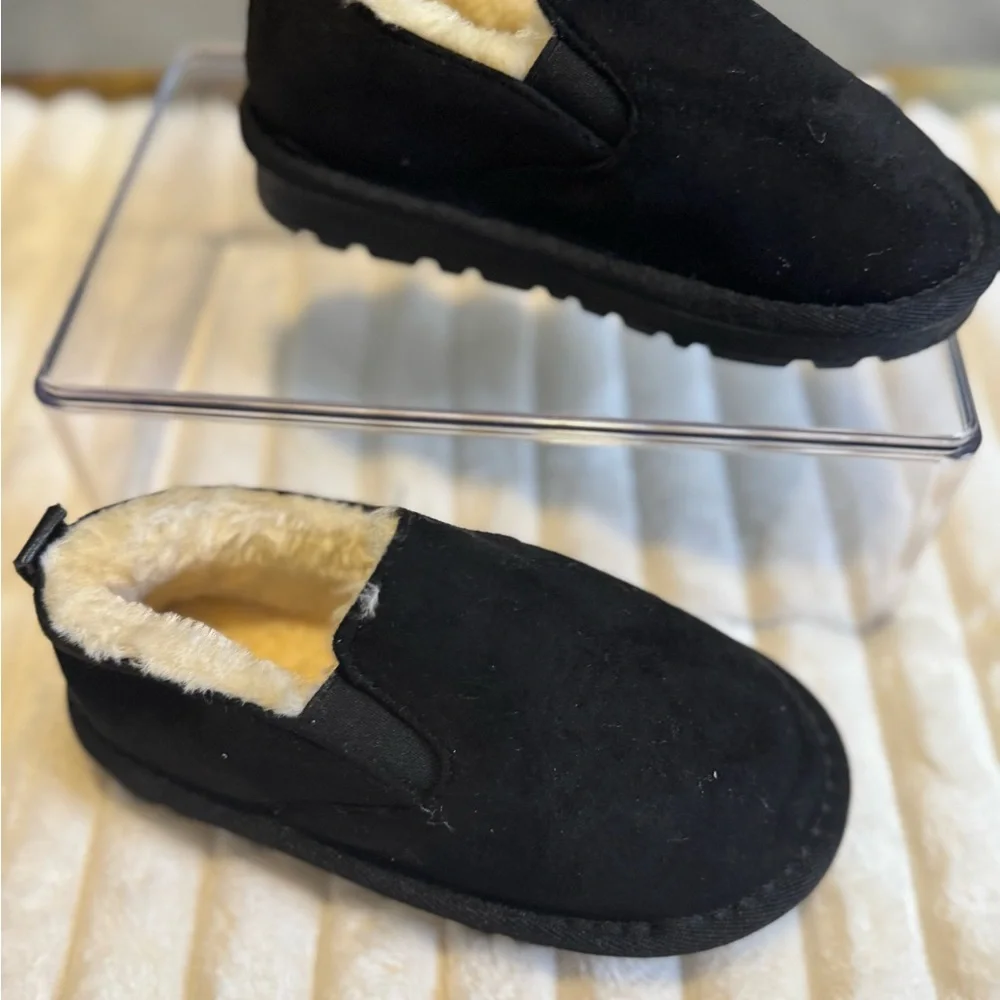 2 pairs little kids indoor/ outdoor slippers size 1